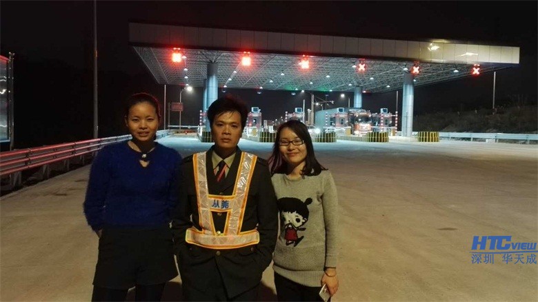 PA视讯官方集团两大美女学习之余不忘与收费站班长交流合影 PA视讯官方集团两大美女学习之余不忘与收费站班长交流合影