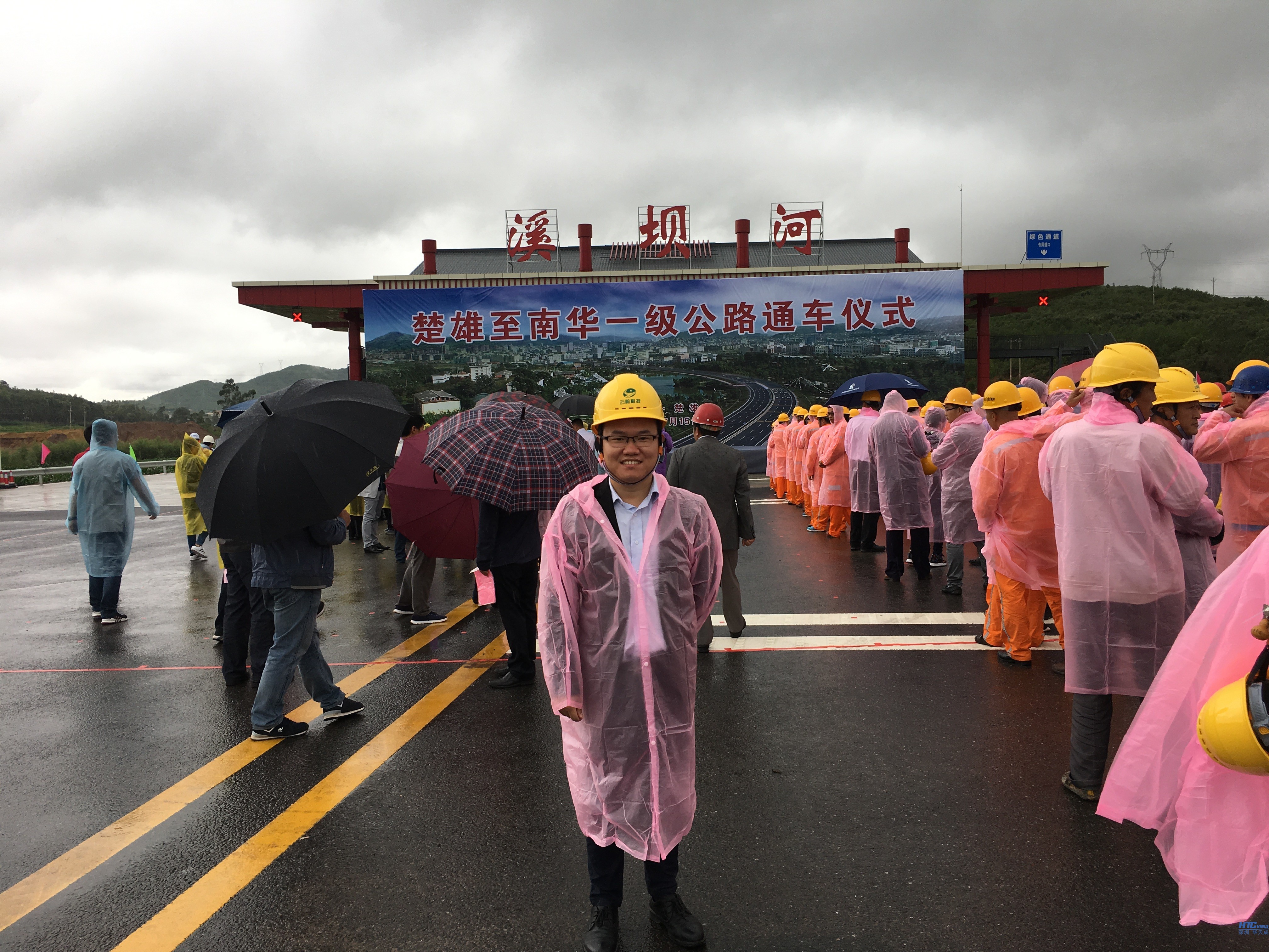 PA视讯官方集团科技市场部储先生在仪式现场 PA视讯官方集团科技市场部储先生在仪式现场