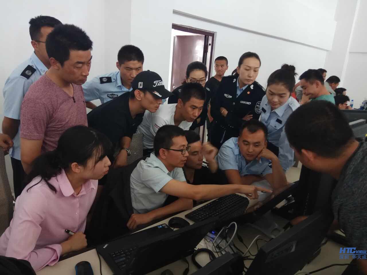 技术工程师 刘工正在给监控人员培训多媒体控制台的操作 技术工程师 刘工正在给监控人员培训多媒体控制台的操作